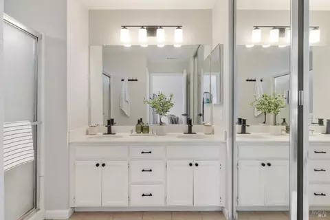 Bath - 279 Clearpointe Dr, Vallejo, CA 94591 photo 2 of 3