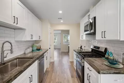 Kitchen - 420 Gillcrest Ave, Vallejo, CA 94591 photo 2 of 7