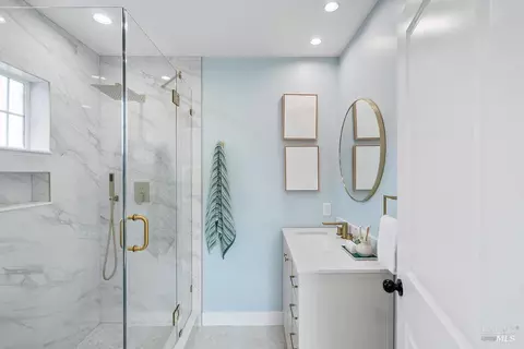 Bath - 420 Gillcrest Ave, Vallejo, CA 94591 photo 5 of 7