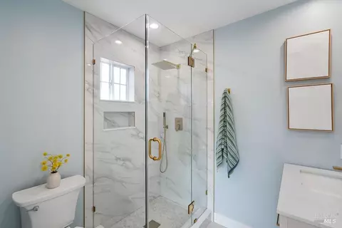 Bath - 420 Gillcrest Ave, Vallejo, CA 94591 photo 6 of 7