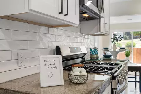 Kitchen - 420 Gillcrest Ave, Vallejo, CA 94591 photo 4 of 7