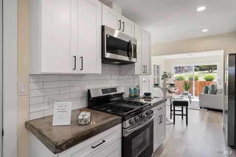 Kitchen - 420 Gillcrest Ave, Vallejo, CA 94591 photo 3 of 7