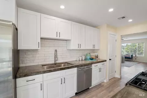 Kitchen - 420 Gillcrest Ave, Vallejo, CA 94591 photo 5 of 7