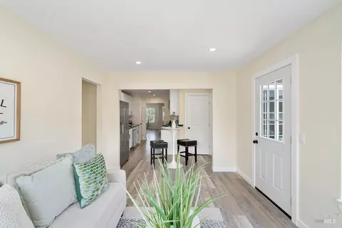 Entry Way - 420 Gillcrest Ave, Vallejo, CA 94591 photo 3 of 3