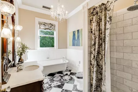 Bath - 622-620 E 2nd St, Benicia, CA 94510 photo 3 of 11
