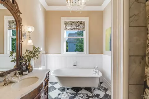 Bath - 622-620 E 2nd St, Benicia, CA 94510 photo 4 of 11