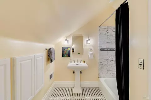 Bath - 622-620 E 2nd St, Benicia, CA 94510 photo 8 of 11