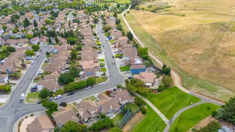 View/Area - 5038 Lakeview Cir, Fairfield, CA 94534 photo 12 of 16