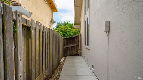 Exterior - 5038 Lakeview Cir, Fairfield, CA 94534 photo 11 of 12