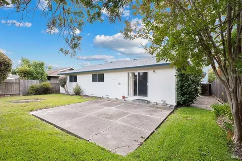 Exterior - 405 Ely Blvd S, Petaluma, CA 94954 photo 5 of 11
