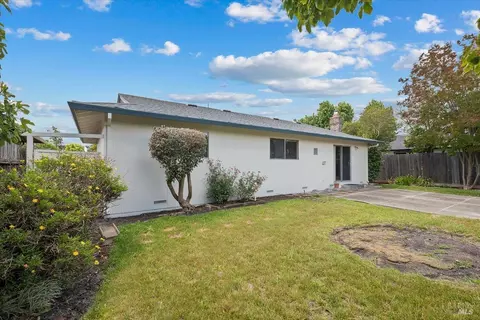 Exterior - 405 Ely Blvd S, Petaluma, CA 94954 photo 2 of 11