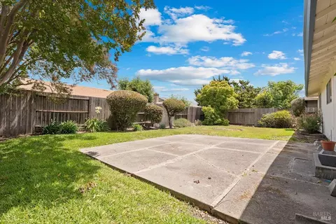 Exterior - 405 Ely Blvd S, Petaluma, CA 94954 photo 3 of 11