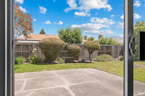 Exterior - 405 Ely Blvd S, Petaluma, CA 94954 photo 7 of 11