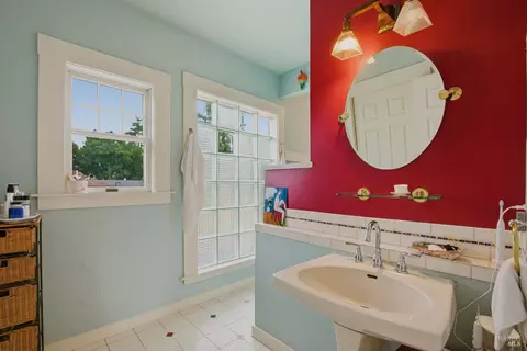 Bath - 1134 Willow Ave, Napa, CA 94559 photo 2 of 4