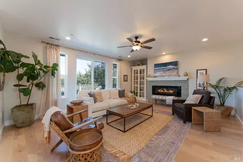 Living - 2412 Celestin Ct, Ukiah, CA 95482 photo 2 of 4