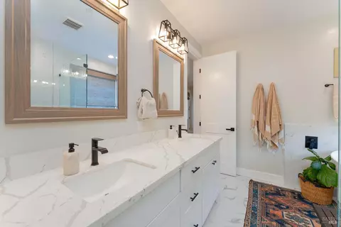 Bath - 2412 Celestin Ct, Ukiah, CA 95482 photo 3 of 5