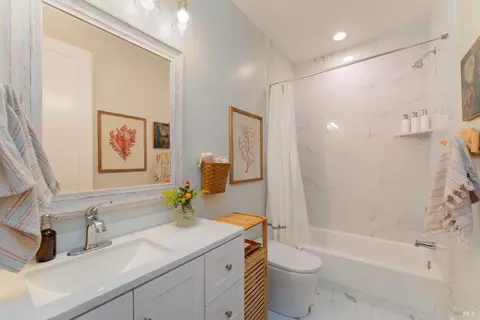 Bath - 2412 Celestin Ct, Ukiah, CA 95482 photo 1 of 5