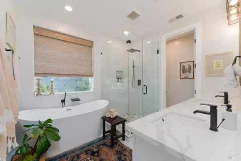 Bath - 2412 Celestin Ct, Ukiah, CA 95482 photo 2 of 5