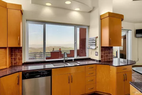 Kitchen - 15000 Middletown Park Dr, Redding, CA 96001 photo 4 of 4