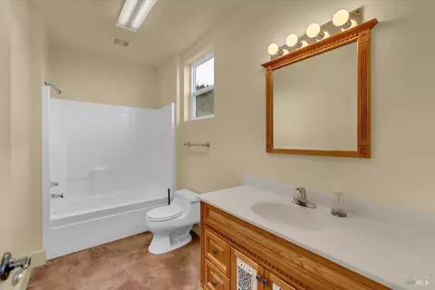 Bath - 15000 Middletown Park Dr, Redding, CA 96001 photo 6 of 6
