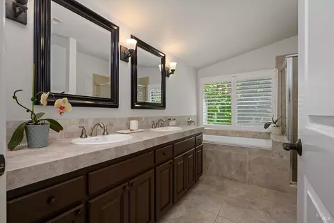 Bath - 9211 Lakewood Dr, Windsor, CA 95492 photo 4 of 5