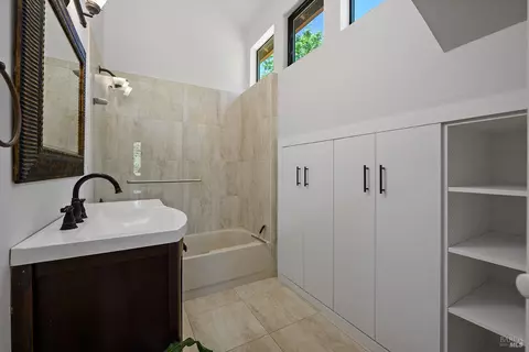 Bath - 9211 Lakewood Dr, Windsor, CA 95492 photo 2 of 5