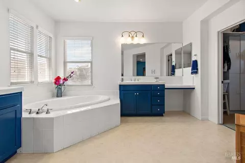 Bath - 366 Silas Ct, Benicia, CA 94510 photo 4 of 6