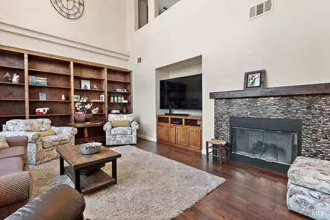 Living - 366 Silas Ct, Benicia, CA 94510 photo 4 of 5