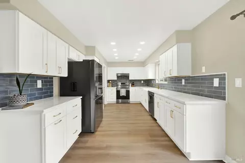 Kitchen - 1106 Charter Ln, Fairfield, CA 94533 photo 3 of 11