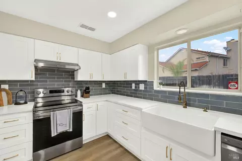 Kitchen - 1106 Charter Ln, Fairfield, CA 94533 photo 7 of 11