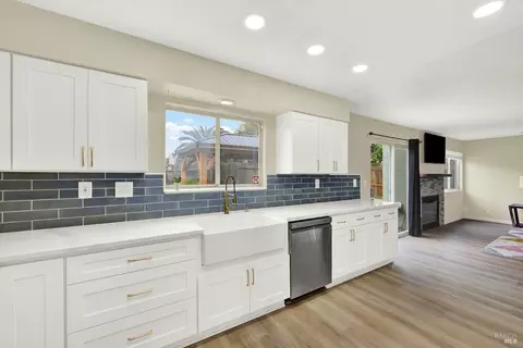 Kitchen - 1106 Charter Ln, Fairfield, CA 94533 photo 9 of 11