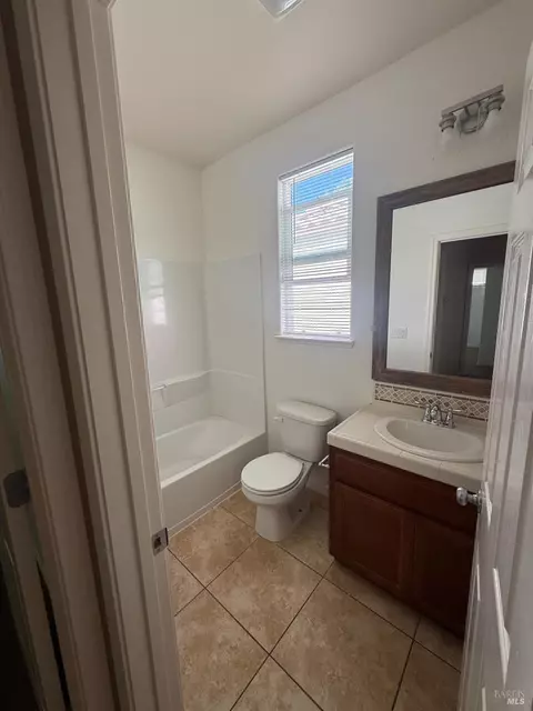 Bath - 130 Refosco Ct, Vacaville, CA 95687 photo 2 of 4