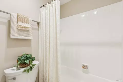 Bath - 147-149 Filbert Ave, Sausalito, CA 94965 photo 3 of 3