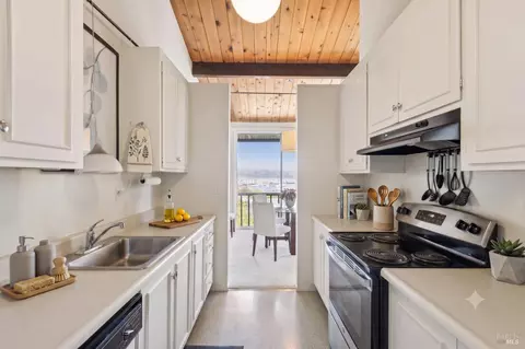Kitchen - 147-149 Filbert Ave, Sausalito, CA 94965 photo 3 of 3