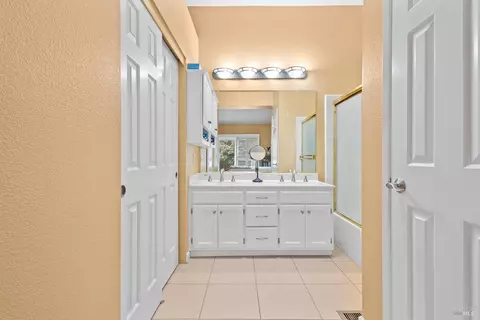 Bath - 356 Wilson Ln, Windsor, CA 95492 photo 1 of 2