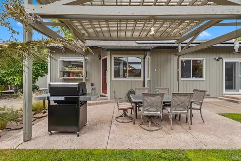 Exterior - 356 Wilson Ln, Windsor, CA 95492 photo 6 of 10