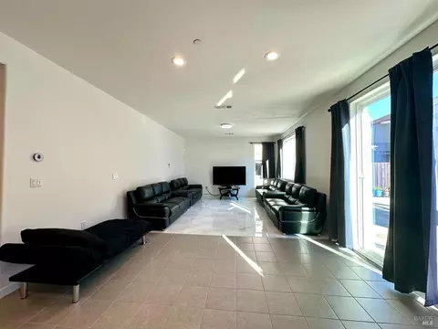 Living - 1401 Jamboree Dr, Fairfield, CA 94533 photo 3 of 5