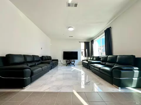 Living - 1401 Jamboree Dr, Fairfield, CA 94533 photo 4 of 5