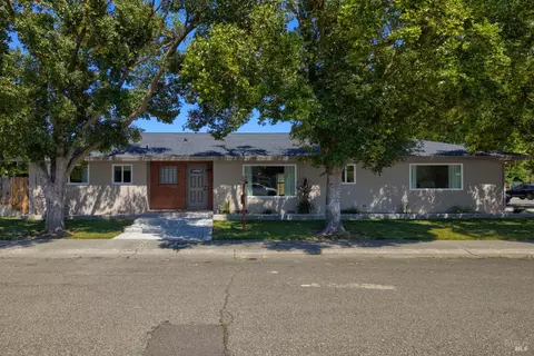 350 N 7th St, Dixon, CA 95620