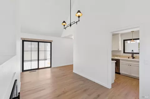Living - 762 Crocus Dr, Sonoma, CA 95476 photo 3 of 7