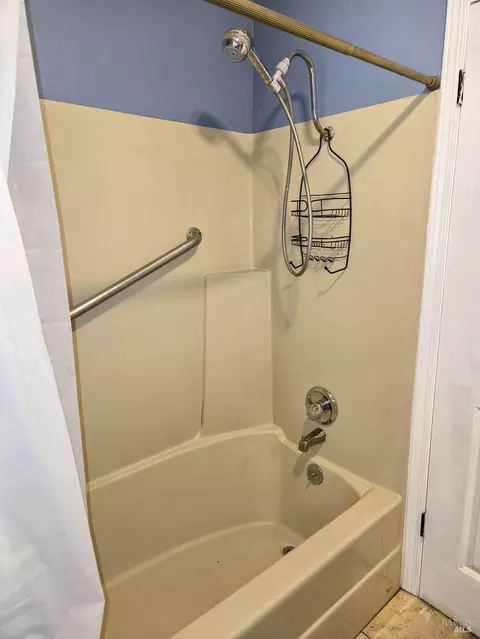 Bath - 4030 Ridge Cir, Willits, CA 95490 photo 2 of 4