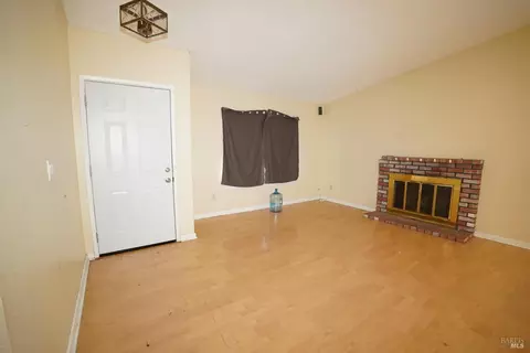 Living - 325 Jordan St, Vallejo, CA 94591 photo 5 of 7