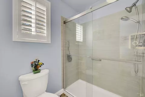 Bath - 413 Crownpointe Cir, Vacaville, CA 95687 photo 5 of 9