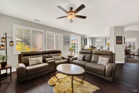 Living - 413 Crownpointe Cir, Vacaville, CA 95687 photo 4 of 5