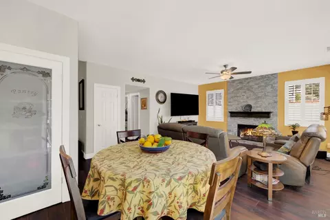 Dining - 413 Crownpointe Cir, Vacaville, CA 95687 photo 5 of 6