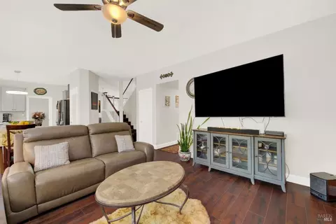 Living - 413 Crownpointe Cir, Vacaville, CA 95687 photo 5 of 5