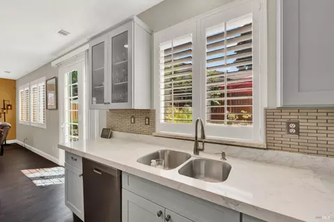 Kitchen - 413 Crownpointe Cir, Vacaville, CA 95687 photo 5 of 9