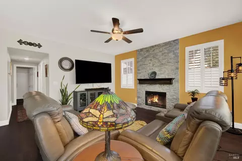 Living - 413 Crownpointe Cir, Vacaville, CA 95687 photo 3 of 5