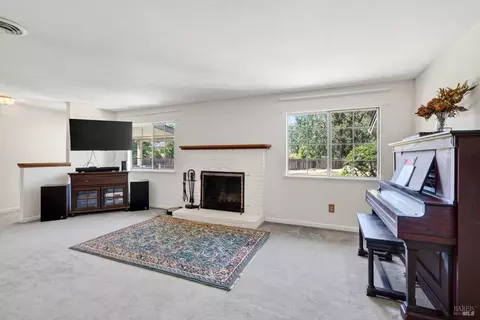 Living - 810 Mcnab Ranch Rd, Ukiah, CA 95482 photo 2 of 3