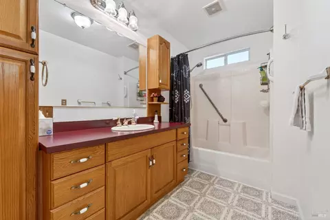 Bath - 810 Mcnab Ranch Rd, Ukiah, CA 95482 photo 1 of 2